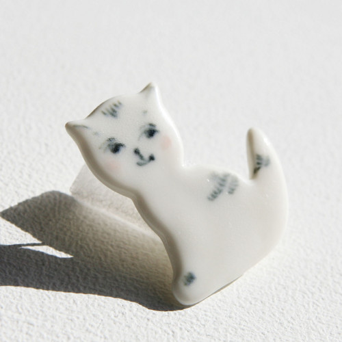 Kočka porcelánová brož — foto 2
