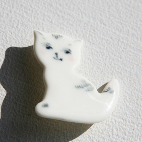 Kočka porcelánová brož — foto 3