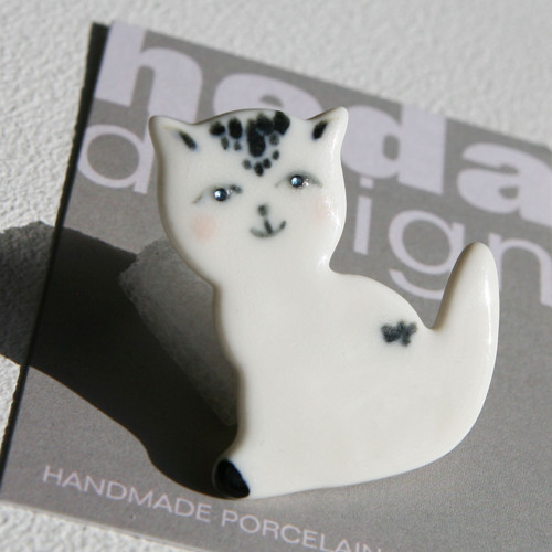 Kočka porcelánová brož — foto 2