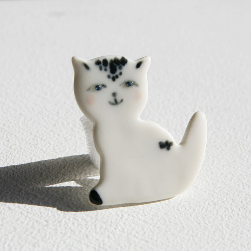 Kočka porcelánová brož — foto 3