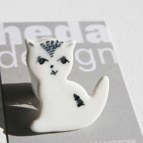 Kočka porcelánová brož — foto 3