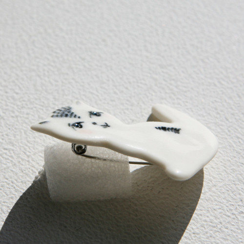 Kočka porcelánová brož — foto 5