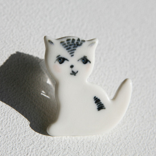 Kočka porcelánová brož — foto 4