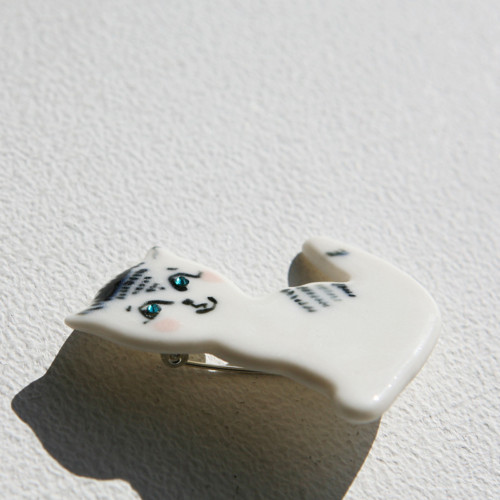 Kočka porcelánová brož — foto 4