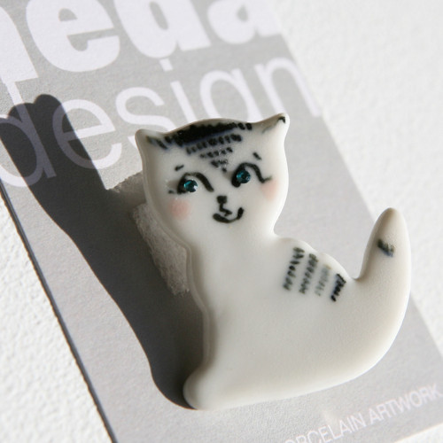 Kočka porcelánová brož — foto 3
