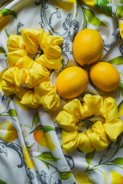Hedvábná scrunchie "LEMON" — foto 3