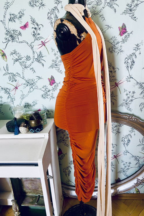 Šaty extravagantní — foto 2