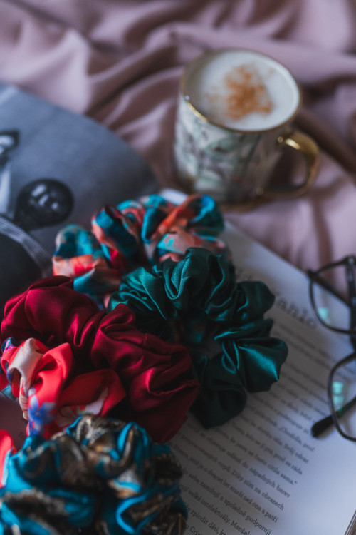 Hedvábná scrunchie "V LESE" — foto 2