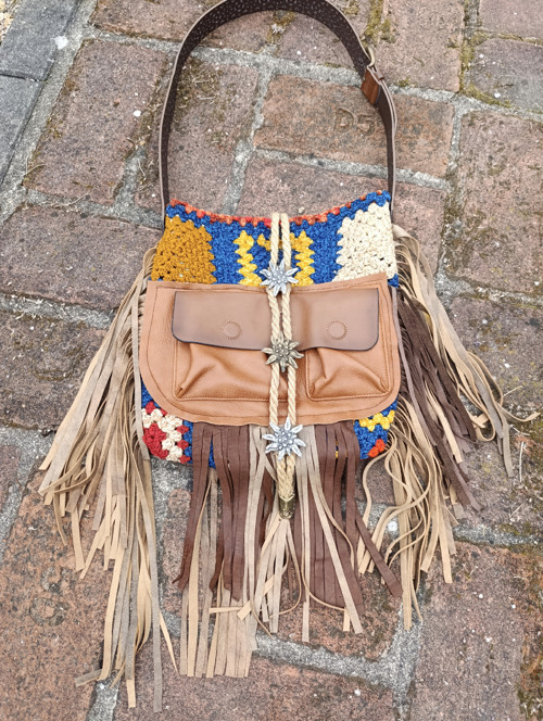 Krásná Boho kabelka s třásněmi — foto 6