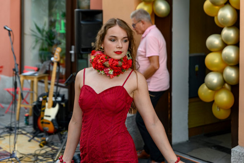 Šaty vintage burgundy — foto 6