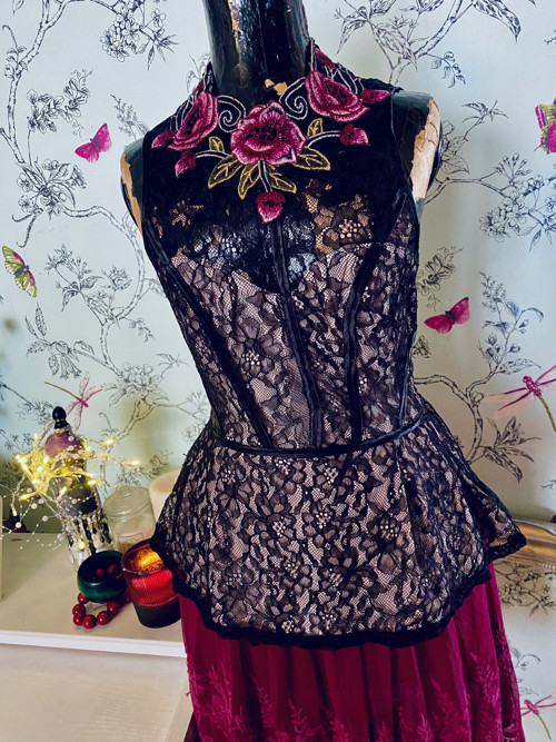 Top peplum v krajkoví — foto 2