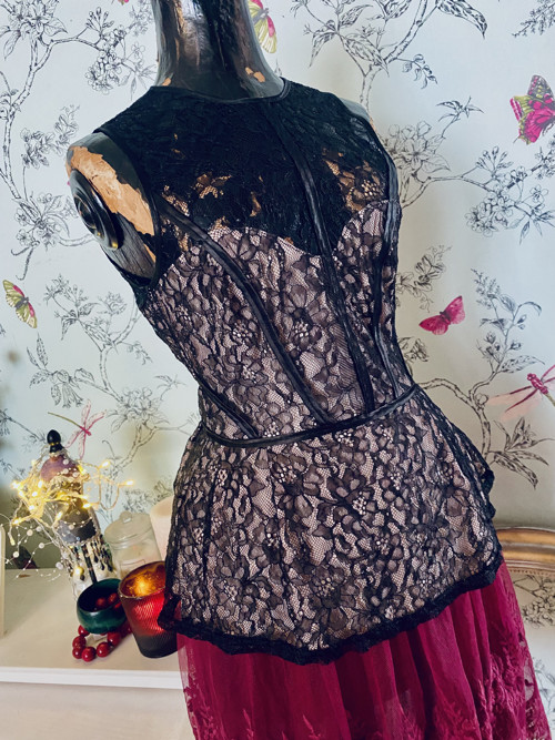 Top peplum v krajkoví — foto 3