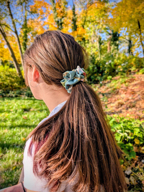 Hedvábná scrunchie "ZAHRADA" — foto 2