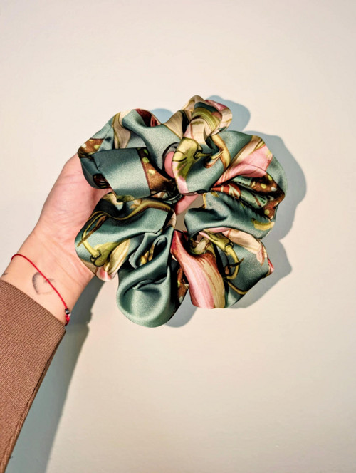 Hedvábná scrunchie "ZAHRADA" — foto 3