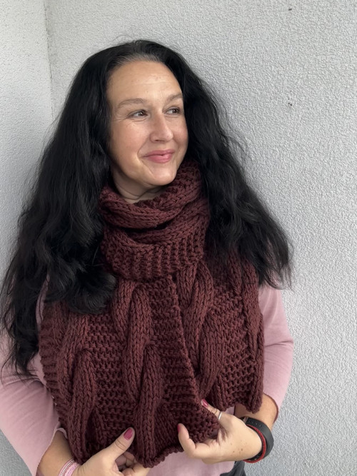 RUČNĚ PLETENÁ ŠÁLA čokoládová — foto 3