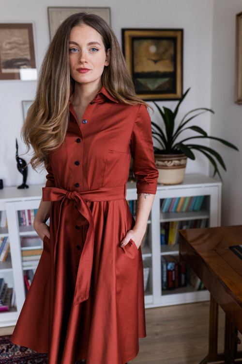 Košilové šaty SARA, cihlová barva — foto 2