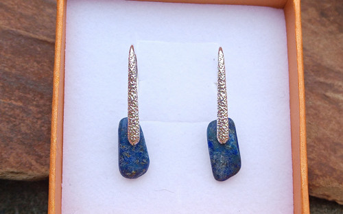 Postříbřené náušnice s lapis lazuli — foto 2