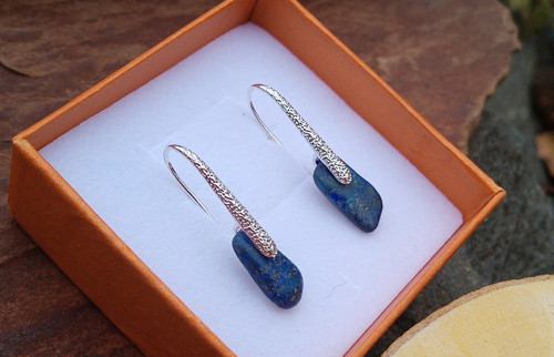 Postříbřené náušnice s lapis lazuli — foto 4