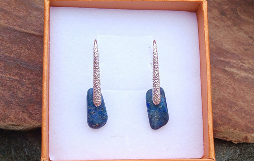Postříbřené náušnice s lapis lazuli — foto 6