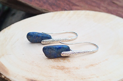 Postříbřené náušnice s lapis lazuli — foto 3