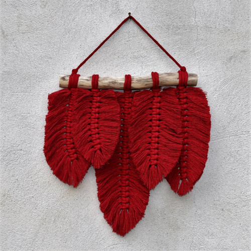 Macramé závěsný mobil, červená peříčka — foto 6