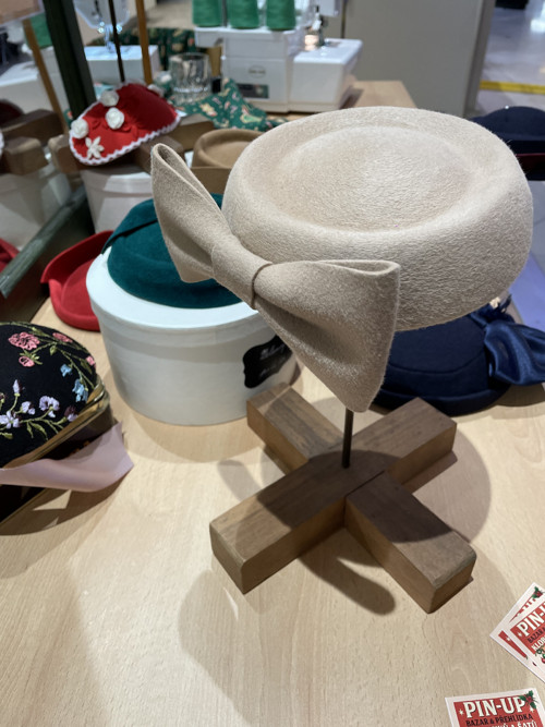 Klobouček Jackie Kennedy — foto 4