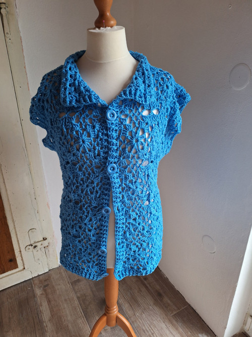 Háčkovaná vestička + — foto 3