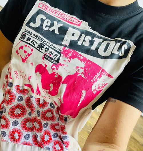 Originální patchworkové šaty s punk motivem — foto 4