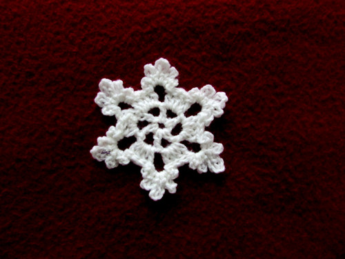 Vánoční ozdoba - háčkovaná vločka 8/9 cm — foto 2