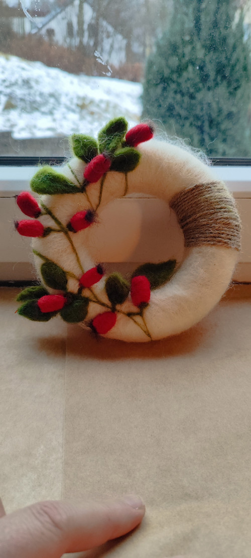 Plstěný šípkový věneček — foto 3