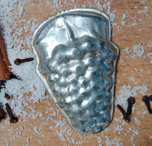 Starožitná formička vinný hrozen 9 cm — foto 2