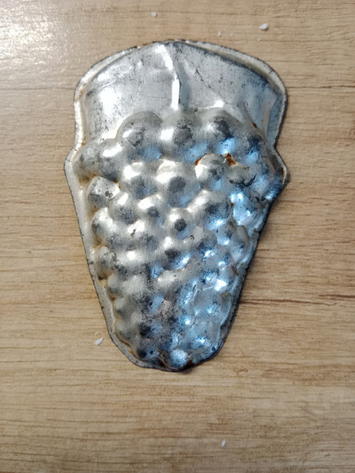 Starožitná formička vinný hrozen 9 cm — foto 4