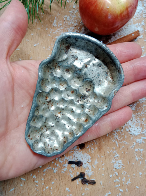 Starožitná formička vinný hrozen 9 cm — foto 3