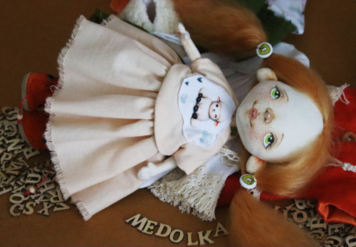Priateľky do kabelky. Textilná bábika Medolka — foto 2