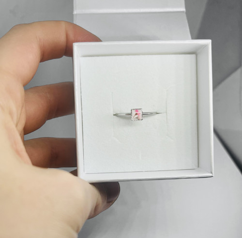 Minimalistický prstýnek s růžovým květem — foto 2