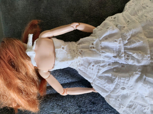 Bílé volankove boho šatičky pro Barbie — foto 3