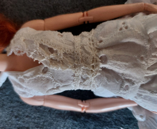 Bílé volankove boho šatičky pro Barbie — foto 2