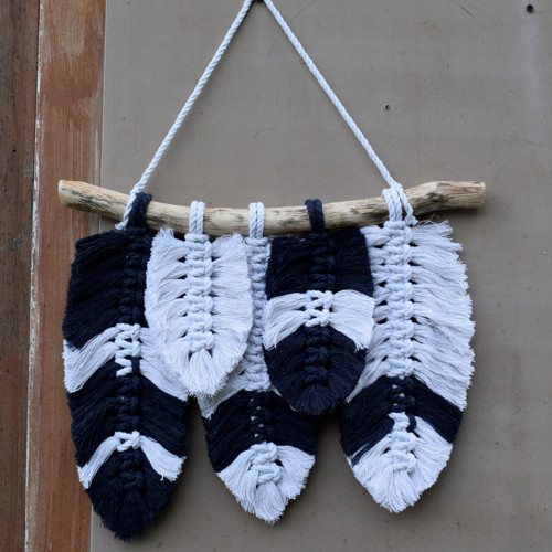 Macramé peříčka modro-bílá na větvi — foto 6