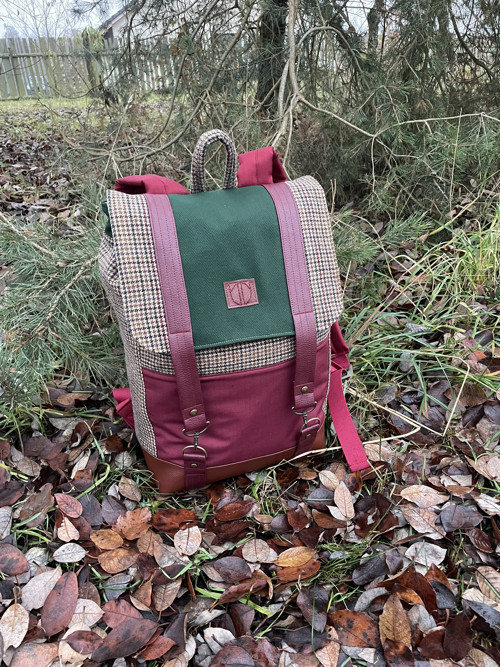 Upcyklovaný batoh BASIC- V kohoutích stopách — foto 4