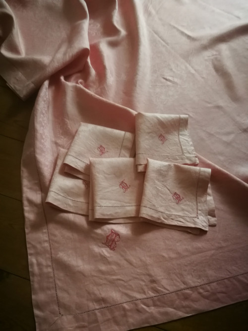 Velký damaškový ubrus s monogramem a 5 prostírek — foto 6