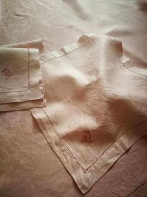 Velký damaškový ubrus s monogramem a 5 prostírek — foto 5