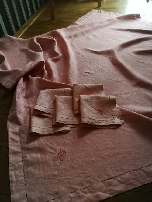 Velký damaškový ubrus s monogramem a 5 prostírek — foto 2