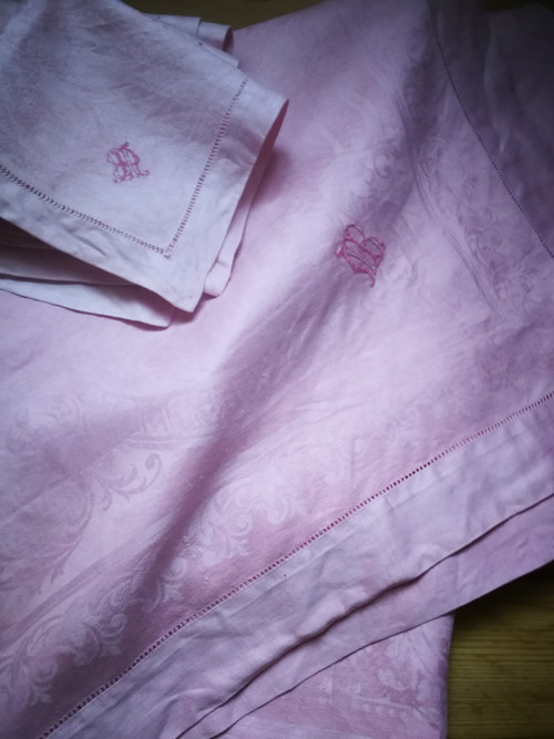 Velký damaškový ubrus s monogramem a 5 prostírek — foto 3