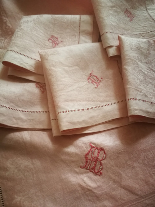 Velký damaškový ubrus s monogramem a 5 prostírek — foto 4