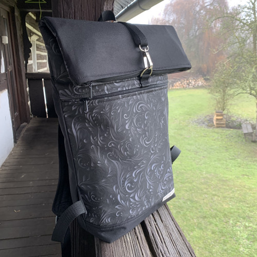 Černá krajka s černým zipem + přední kapsa na zip — foto 2