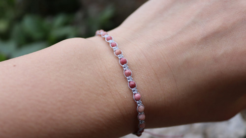 Náramek macramé "rodonit se stříbrnou" — foto 2