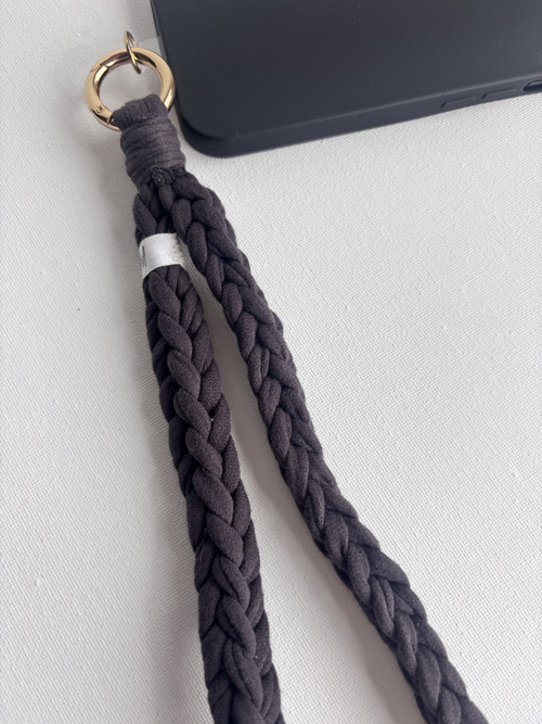 Háčkovaný slim popruh na telefon - tmavě šedý — foto 2
