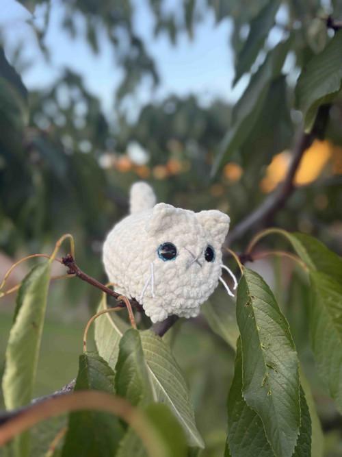 Háčkovaná dekorace mini kočička bílá — foto 3