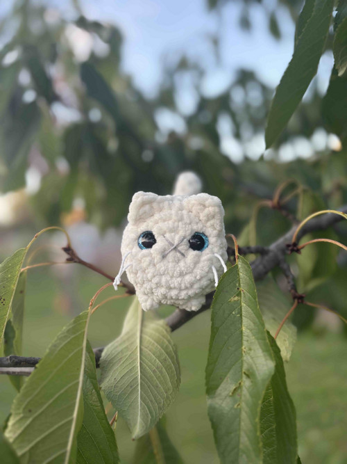 Háčkovaná dekorace mini kočička bílá — foto 2