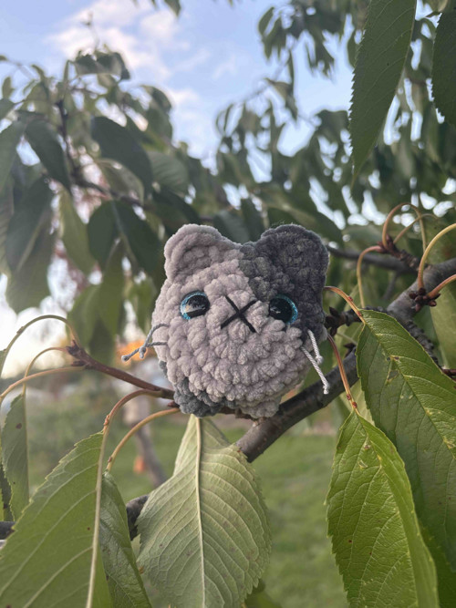 Háčkovaná dekorace mini kočička — foto 2